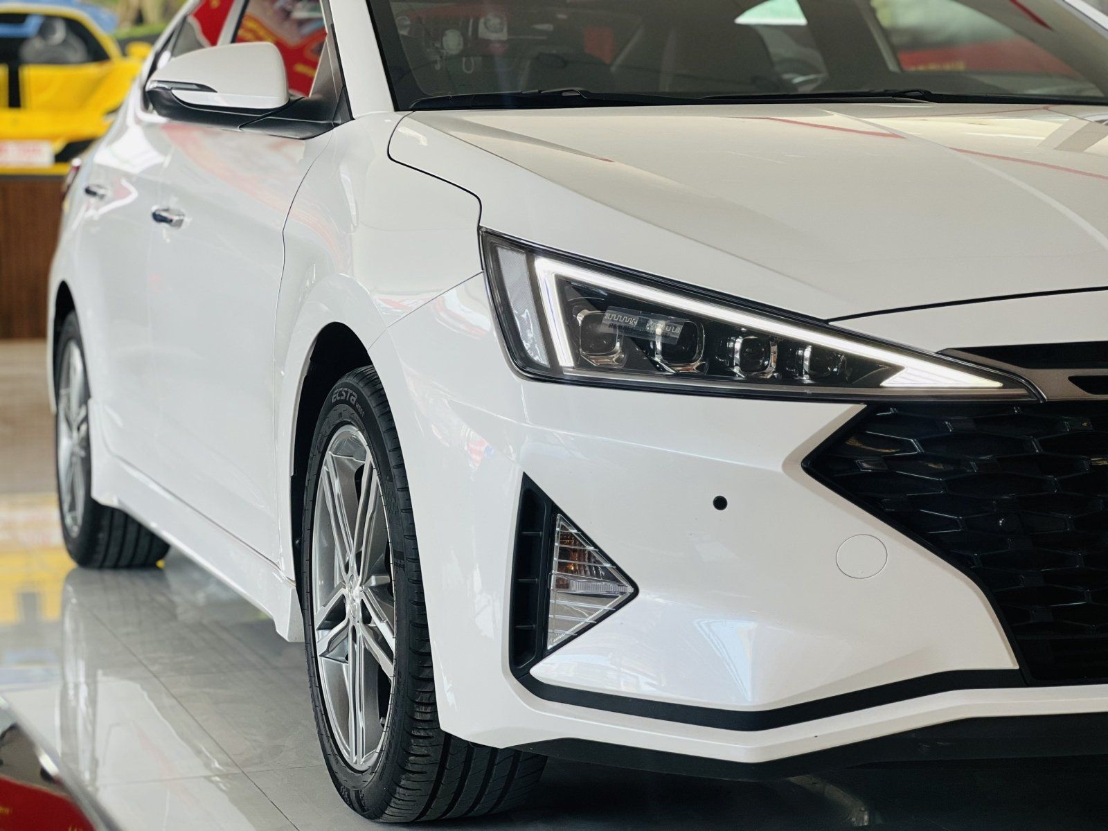 Hyundai Elantra 2022 - Màu trắng, 650tr