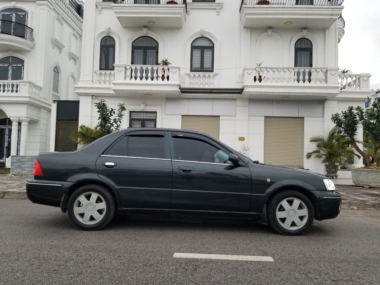 Ford Laser 2002 - Xe màu đen