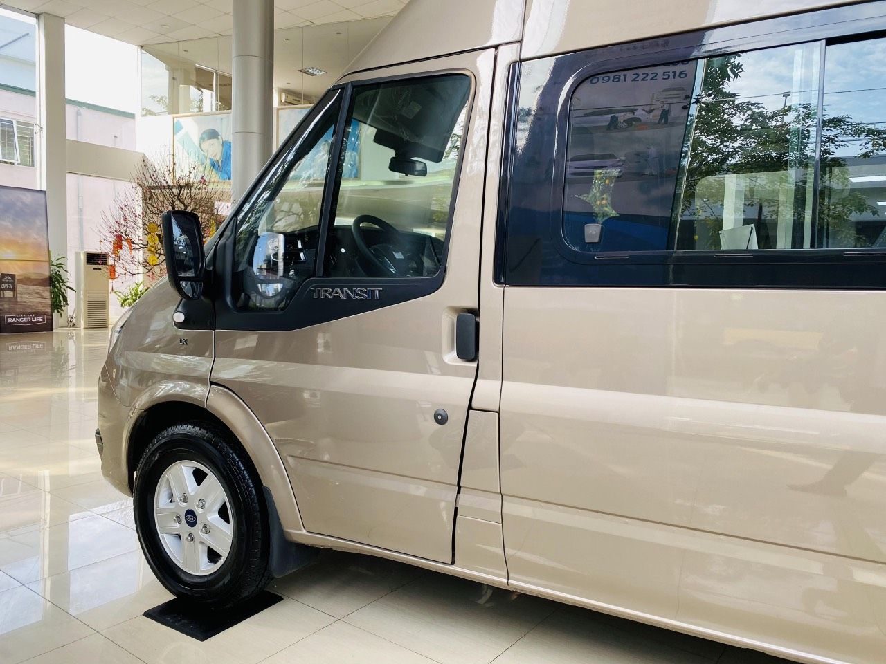 Ford Transit 2023 - Sẵn xe giao ngay trong tháng