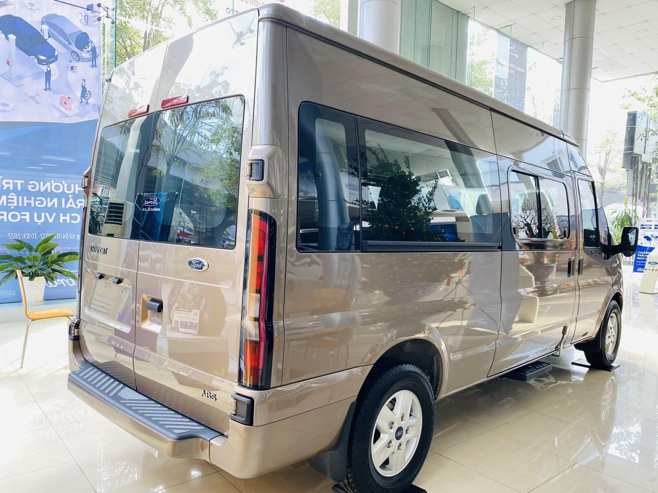 Ford Transit 2023 - Sẵn xe giao ngay trong tháng