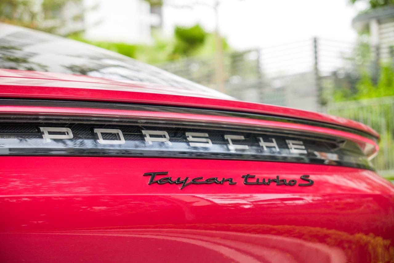 Porsche Taycan 2021 - Màu đỏ Carmine Red