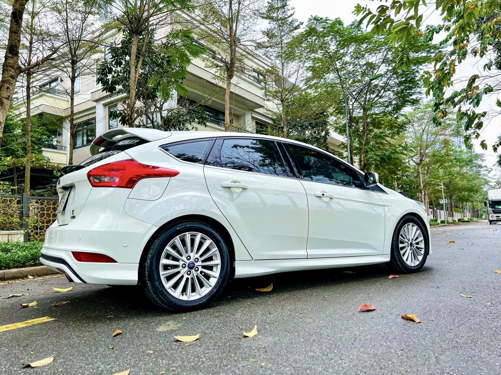 Ford Focus 2016 - Màu trắng, nhập khẩu nguyên chiếc