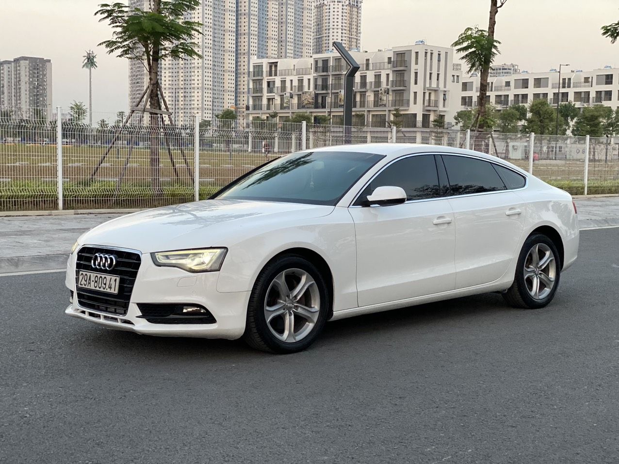 Audi A5 2012 - Cần bán lại xe màu trắng