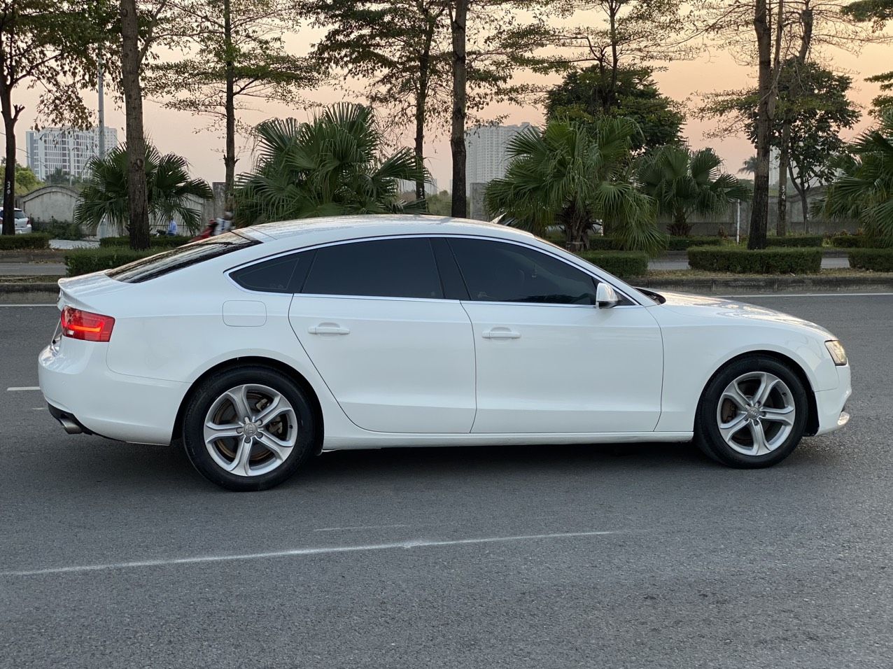 Audi A5 2012 - Cần bán lại xe màu trắng