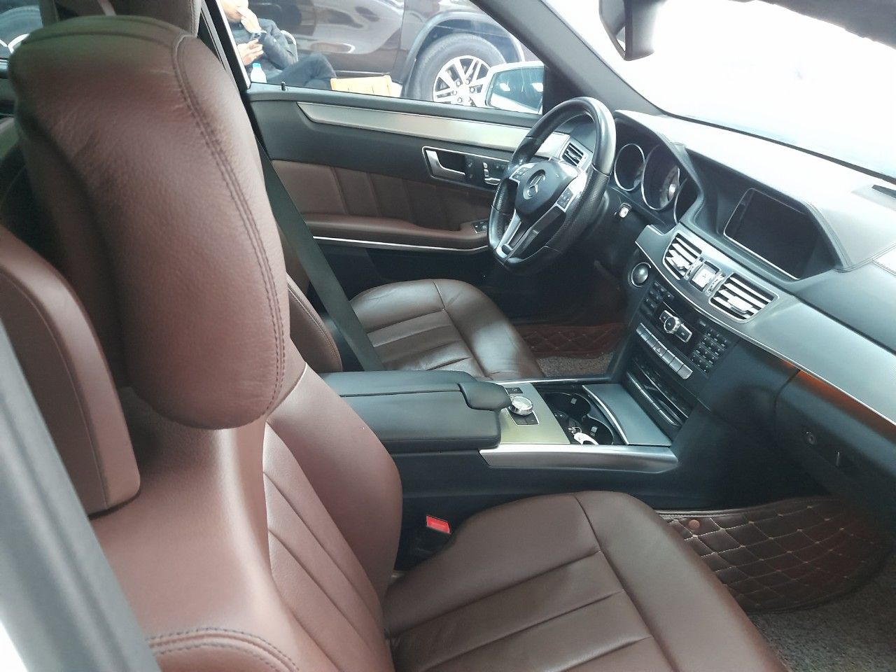 Mercedes-Benz E400 2014 - Xe màu trắng