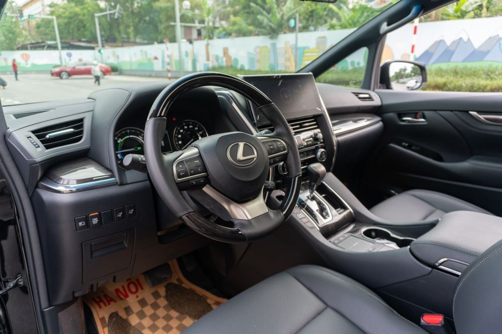 Lexus LM 300 2021 - Là phiên bản 4 chỗ cao cấp