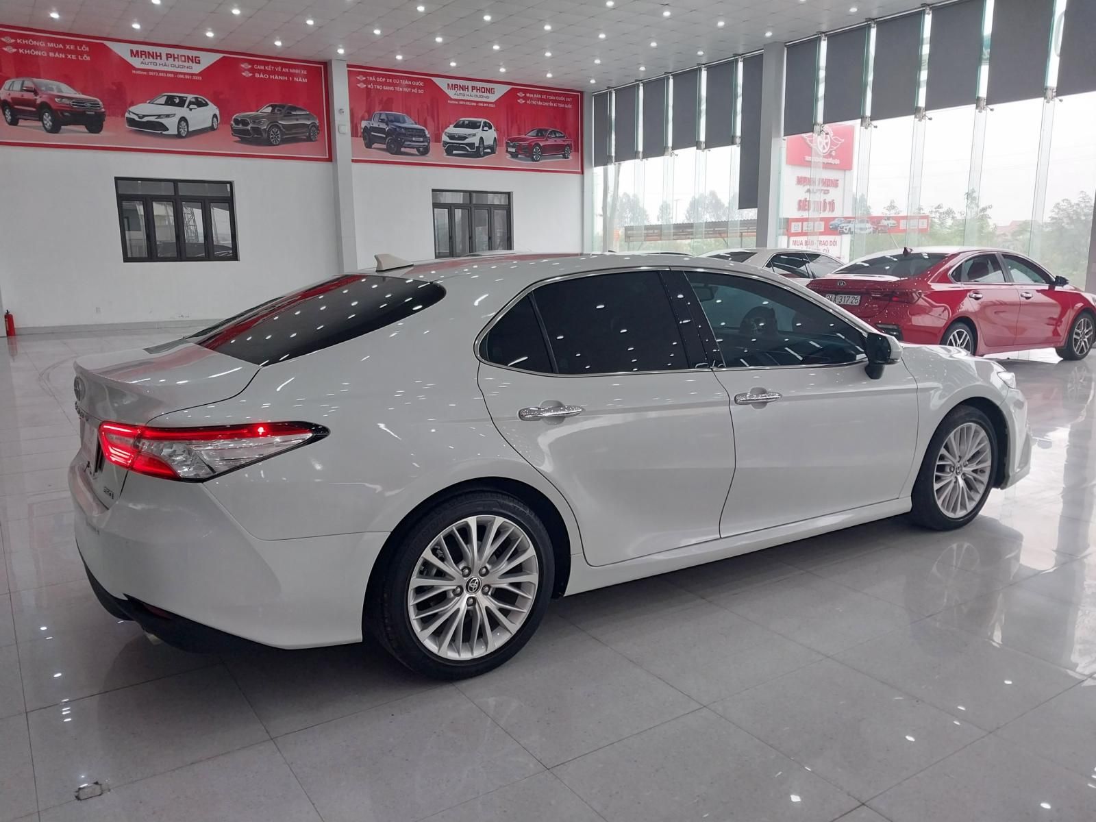 Toyota Camry 2020 - Xe màu trắng