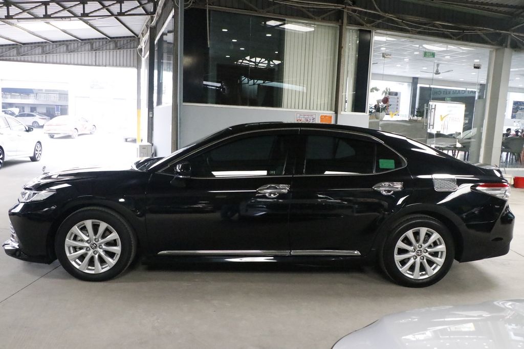 Toyota Camry 2021 - Màu đen, nhập khẩu, 968 triệu