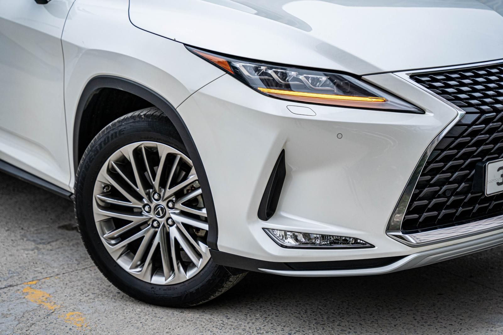 Lexus RX 350 2019 - Cần bán xe màu trắng