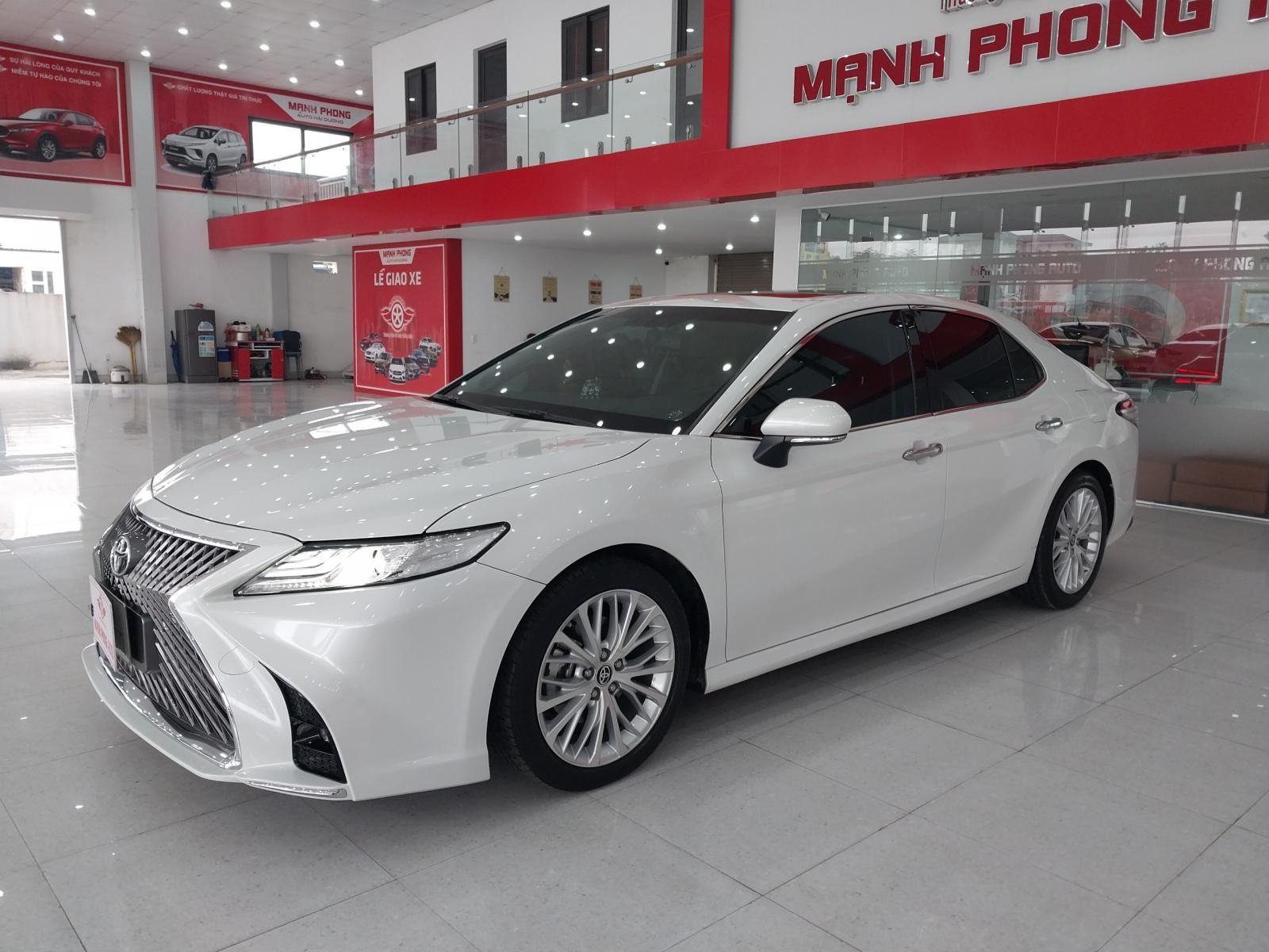 Toyota Camry 2020 - Xe màu trắng