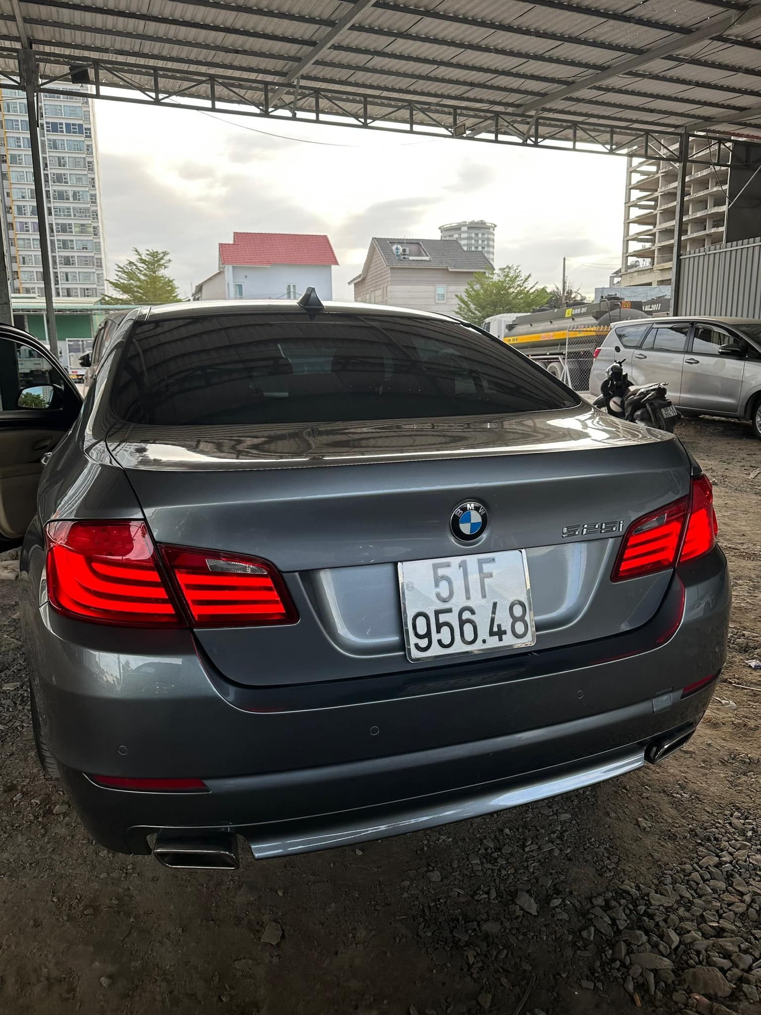 BMW 523i 2011 - Màu xám, nhập khẩu chính chủ giá cạnh tranh