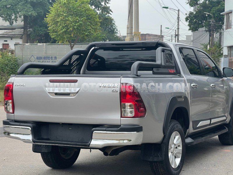 Toyota Hilux 2015 - Màu bạc, xe nhập