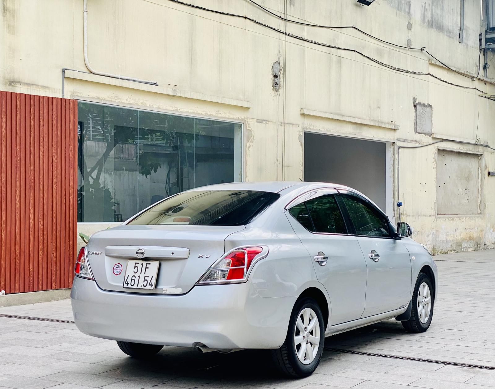 Nissan Sunny 2013 - Màu bạc, odo 86.000km