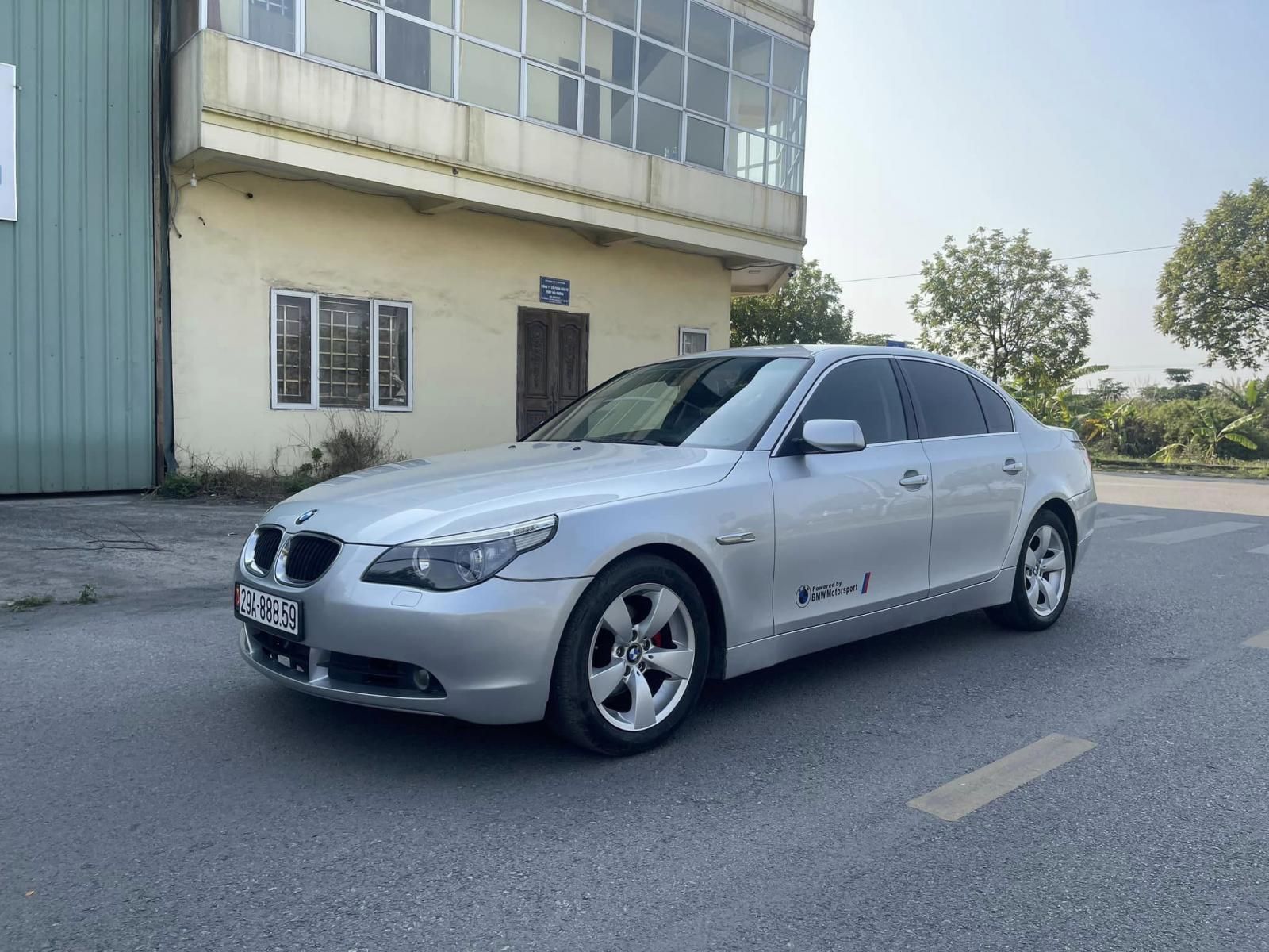 BMW 525i 2004 - Màu bạc, nhập khẩu nguyên chiếc