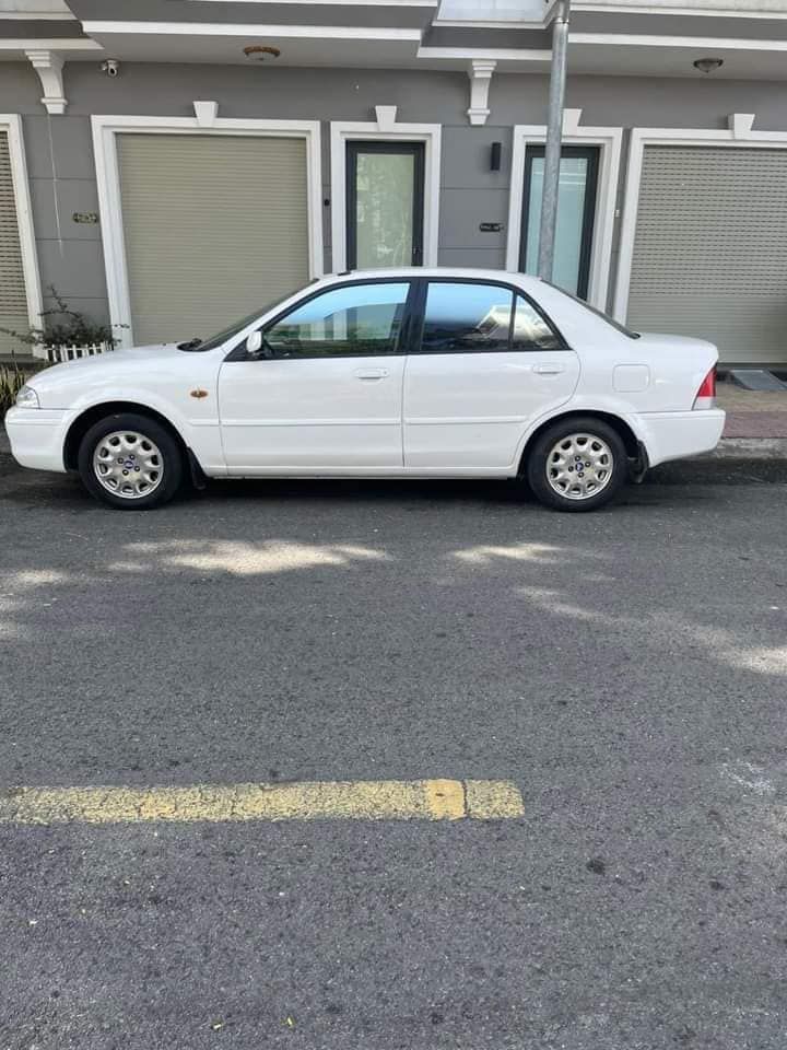 Ford Laser 2000 - Màu trắng