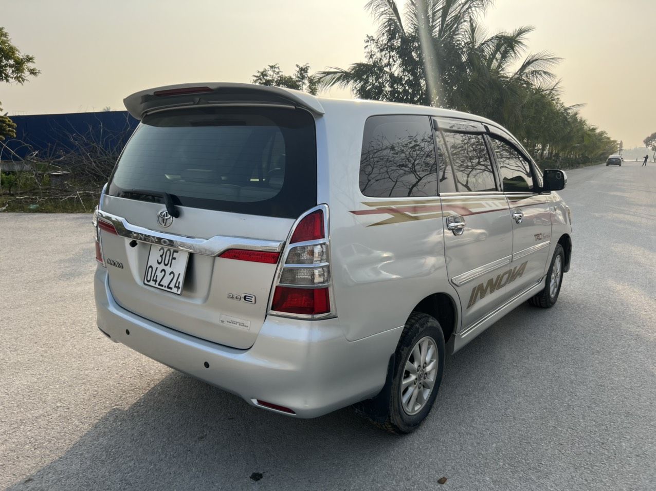 Toyota Innova 2013 - Gia đình không ngày taxi dịch vụ