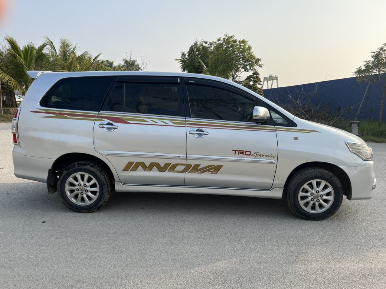 Toyota Innova 2013 - Gia đình không ngày taxi dịch vụ