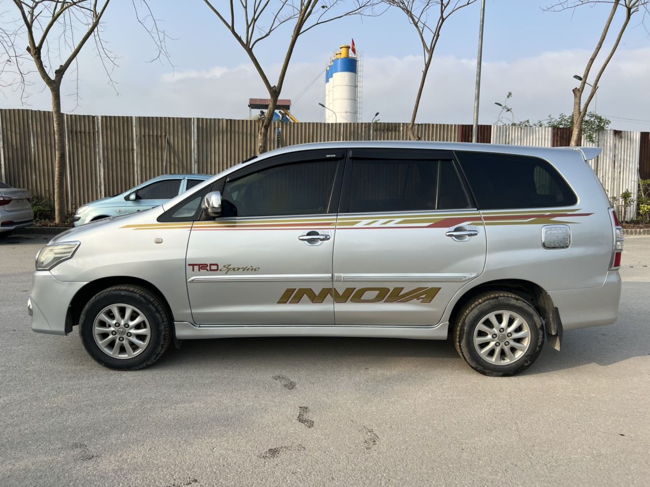 Toyota Innova 2013 - Gia đình không ngày taxi dịch vụ