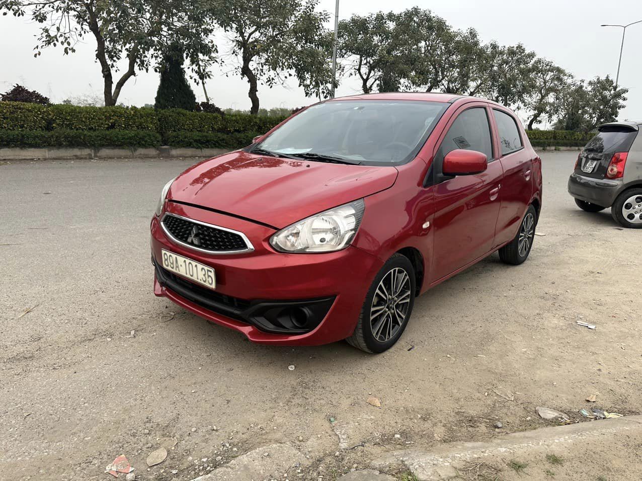 Mitsubishi Mirage 2017 - Màu đỏ, xe nhập số sàn