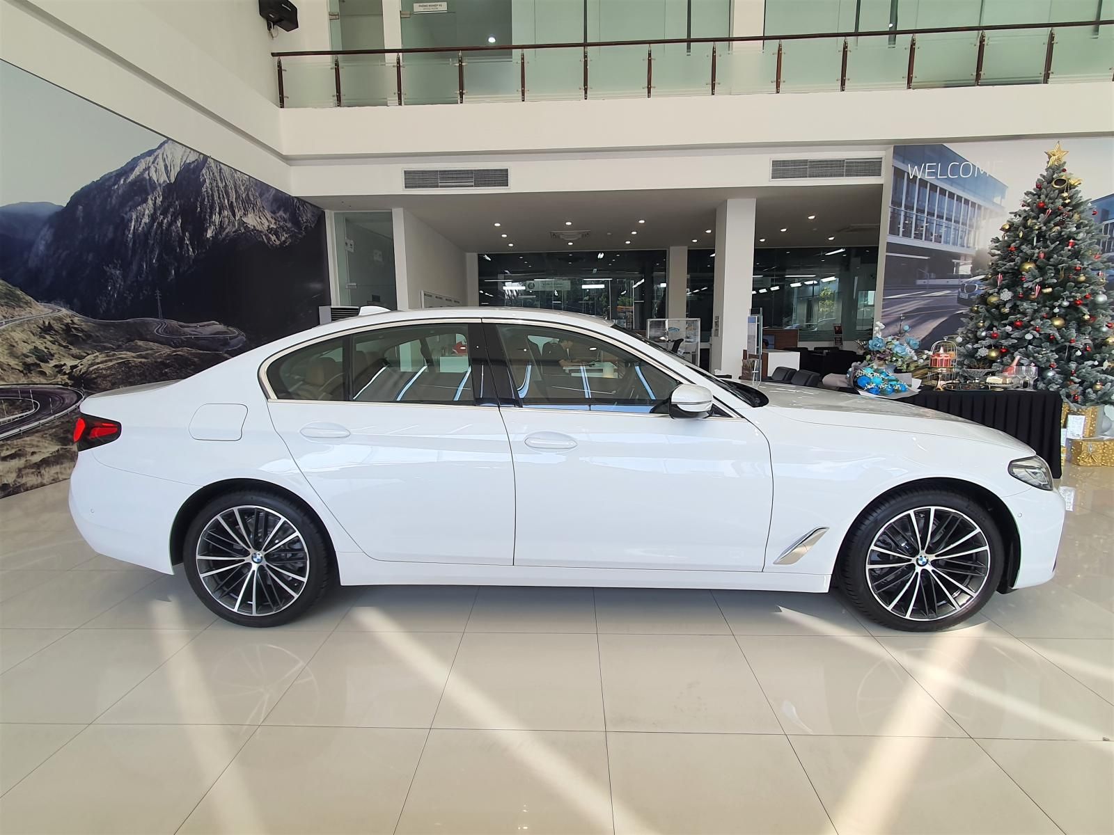 BMW 520i 2023 - [Ưu đãi hot 50% phí trước bạ tháng 4/2023] Có xe giao ngay, đủ màu tại showroom