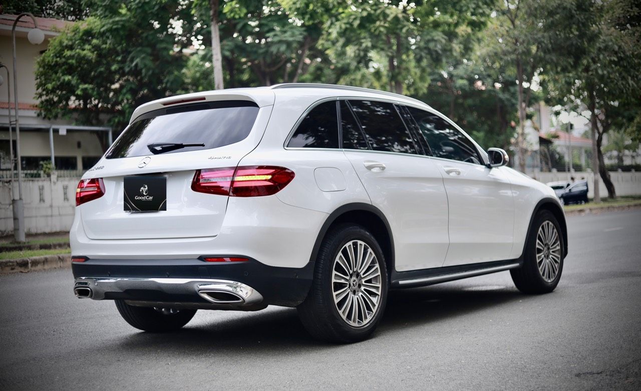 Mercedes-Benz GLC 250 2018 - Màu trắng, nội thất nâu