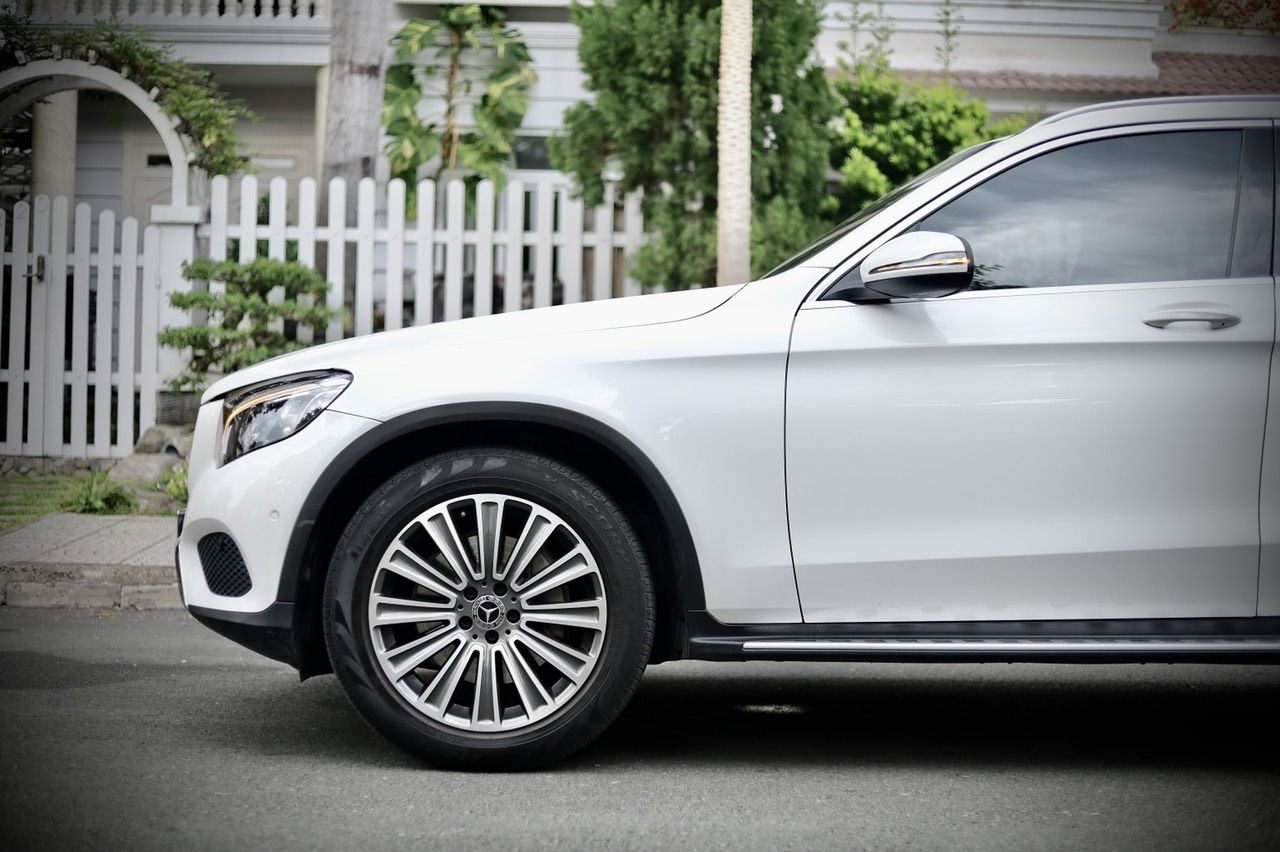 Mercedes-Benz GLC 250 2018 - Màu trắng, nội thất nâu