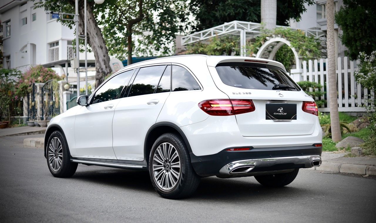 Mercedes-Benz GLC 250 2018 - Màu trắng, nội thất nâu