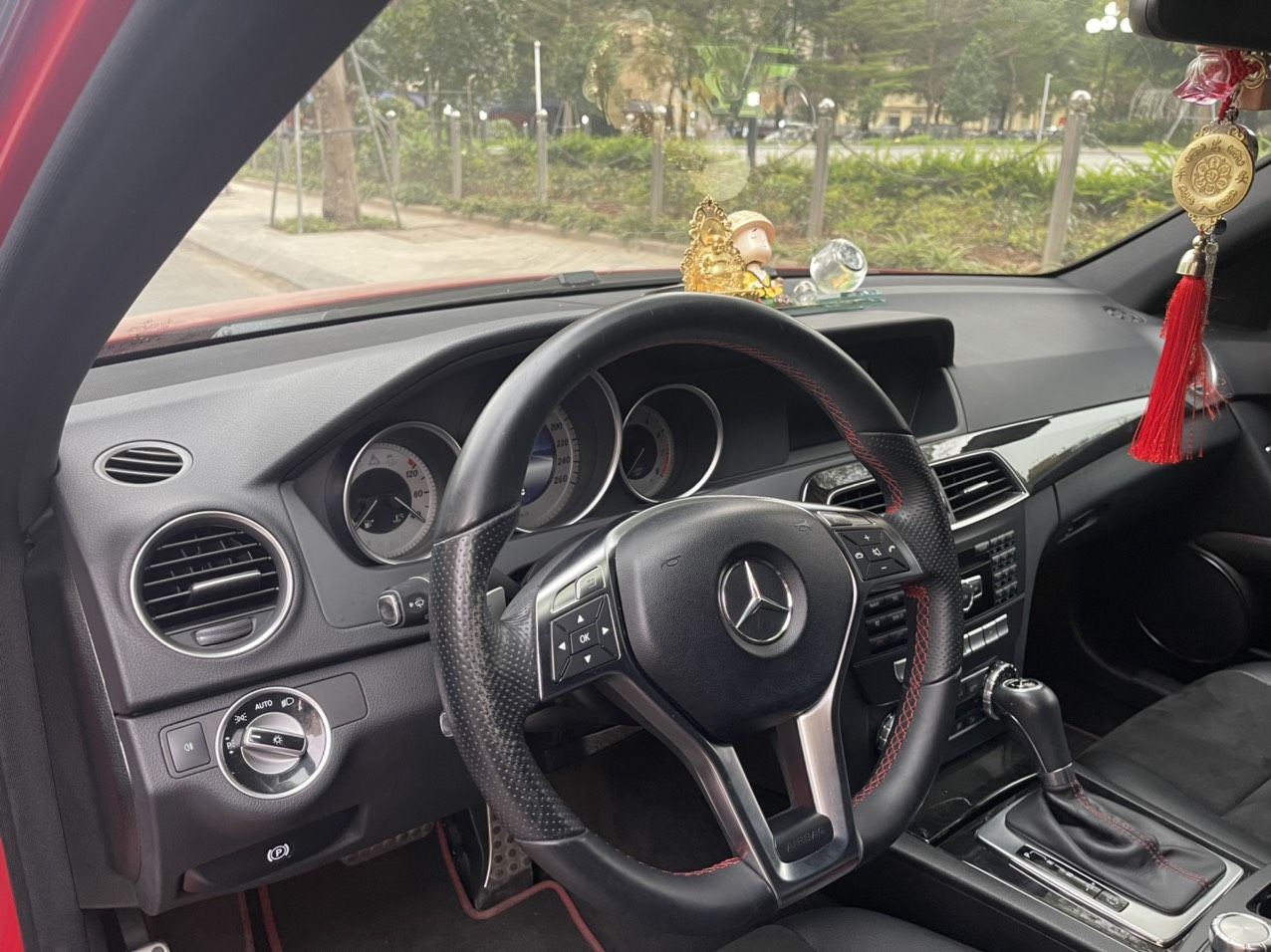 Mercedes-Benz C300 2014 - Giá chỉ ngang 1 chiếc Mazda 3