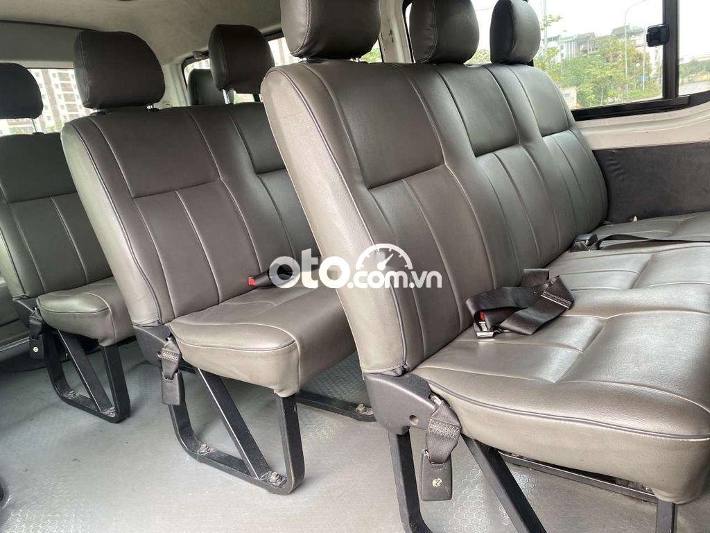 Toyota Hiace   2011,số sàn máy xăng,16 chỗ. 2011 - Toyota Hiace 2011,số sàn máy xăng,16 chỗ.