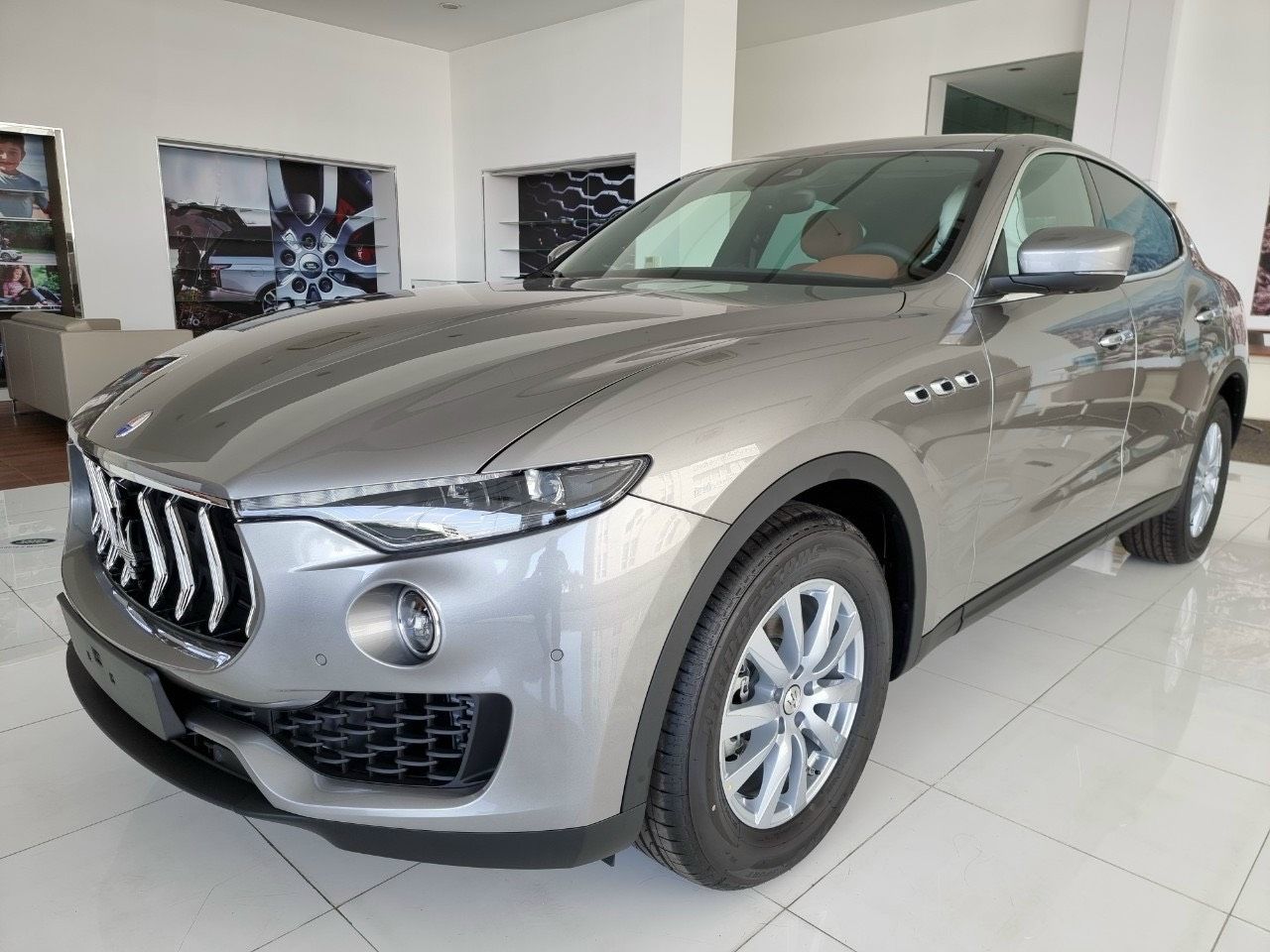 Maserati 2019 - Gía xe maserati levante 2019 xe mới 100 màu xám bạc, màu bạc nội thất đen hổ trợ vay 65%