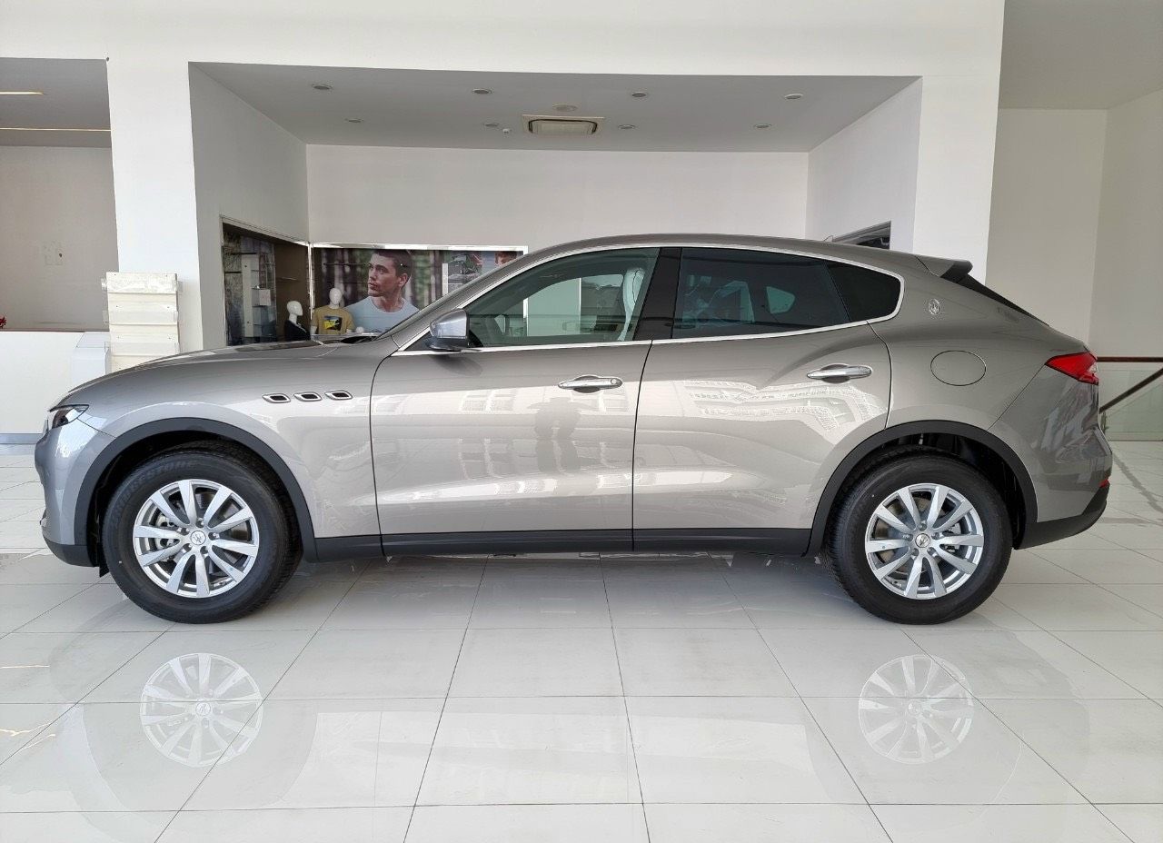 Maserati 2019 - Gía xe maserati levante 2019 xe mới 100 màu xám bạc, màu bạc nội thất đen hổ trợ vay 65%