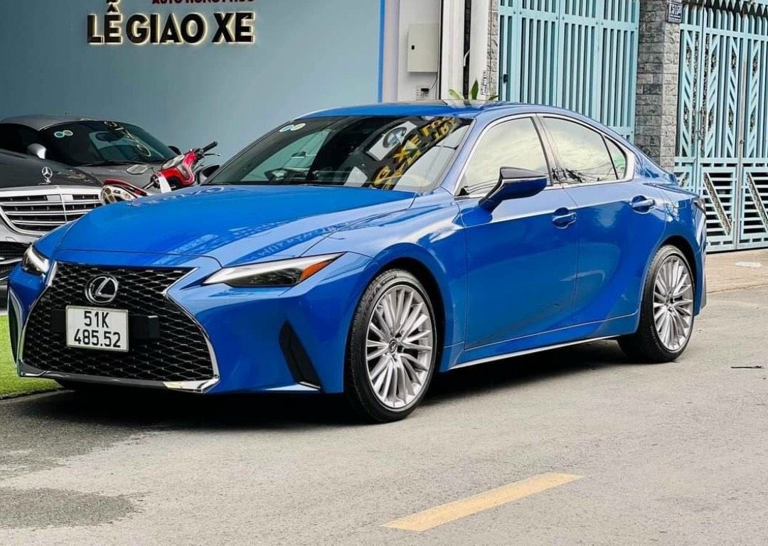 Lexus IS 300 2022 - Màu xanh, giá cạnh tranh