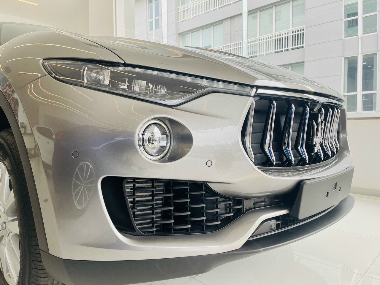 Maserati 2019 - Gía xe maserati levante 2019 xe mới 100 màu xám bạc, màu bạc nội thất đen hổ trợ vay 65%