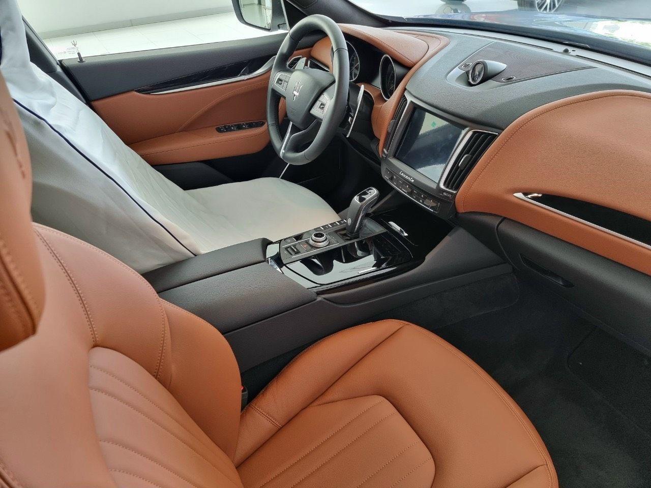 Maserati 2019 - Xe mới 100% màu xám bạc, màu bạc nội thất da bò hỗ trợ vay 65%