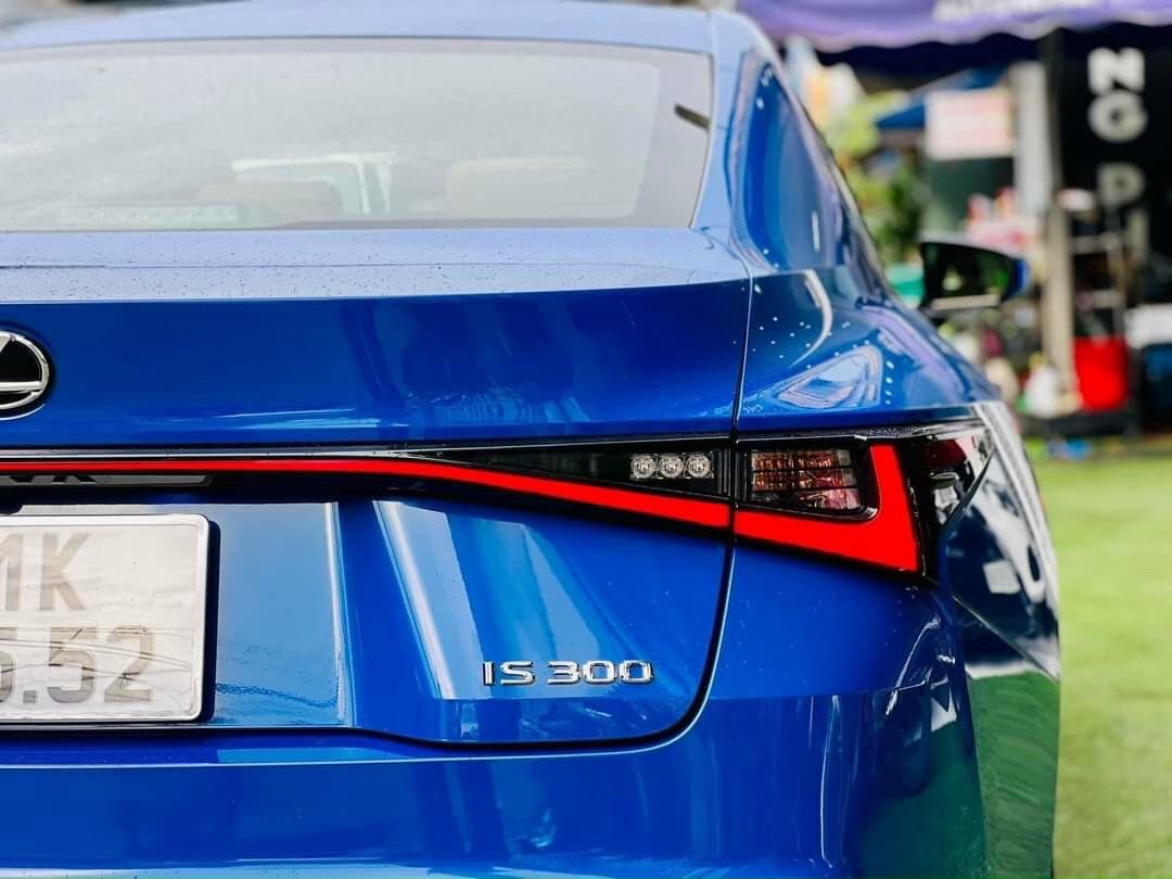 Lexus IS 300 2022 - Màu xanh, giá cạnh tranh