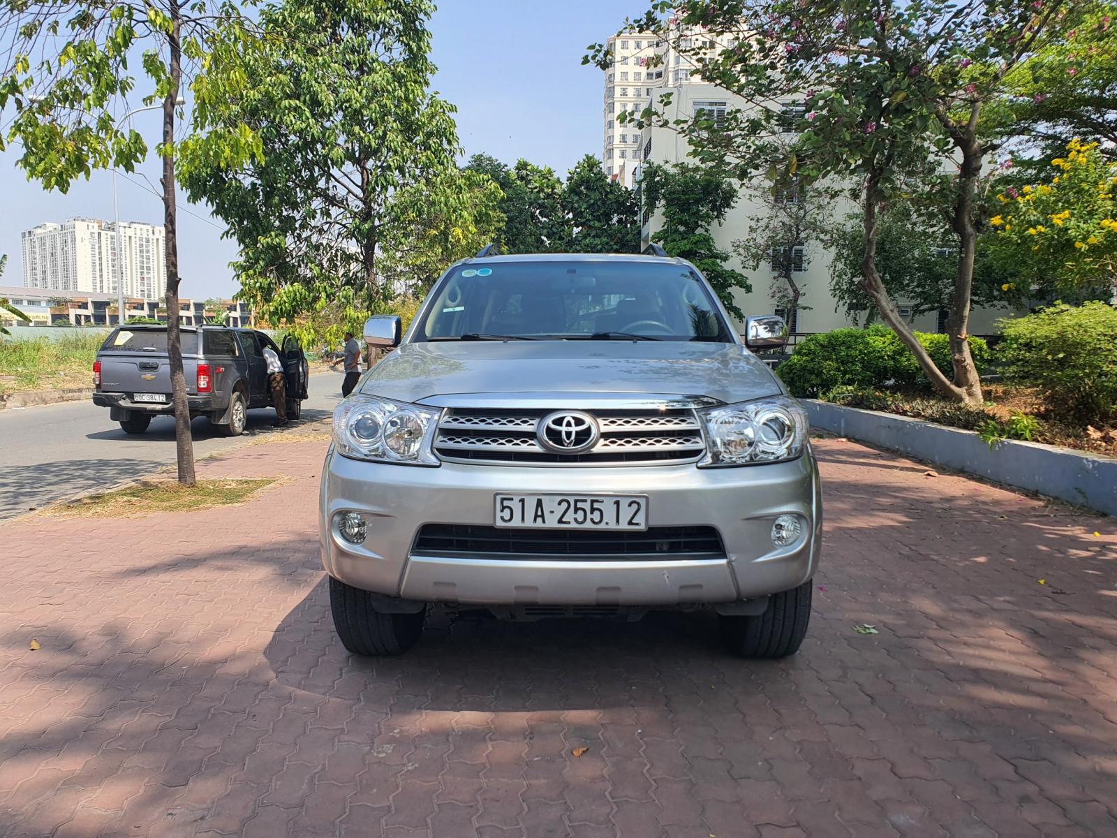 Toyota Fortuner V 2011 - Cần bán gấp V đời 2011 xe gia đình sử dụng chất xe cực đẹp