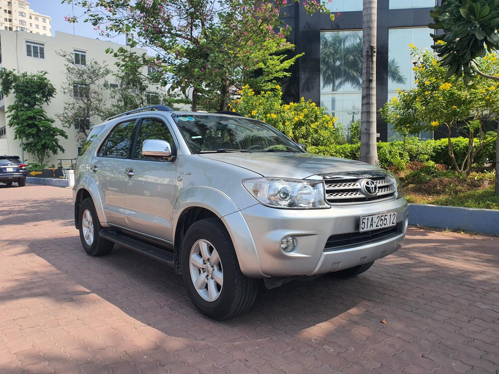 Toyota Fortuner V 2011 - Cần bán gấp V đời 2011 xe gia đình sử dụng chất xe cực đẹp