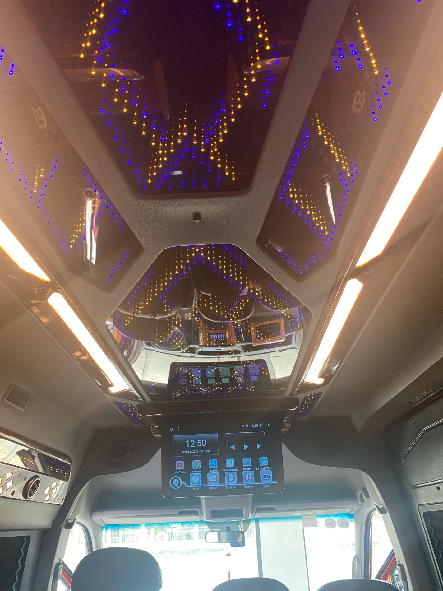 Hyundai Solati 2019 - Xe 10 chỗ bản vip ghế matsa - Xe chạy chuyên gia, ít sử dụng, giá chỉ 1 tỷ 50tr