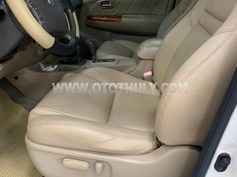 Toyota Fortuner 2011 - Màu trắng