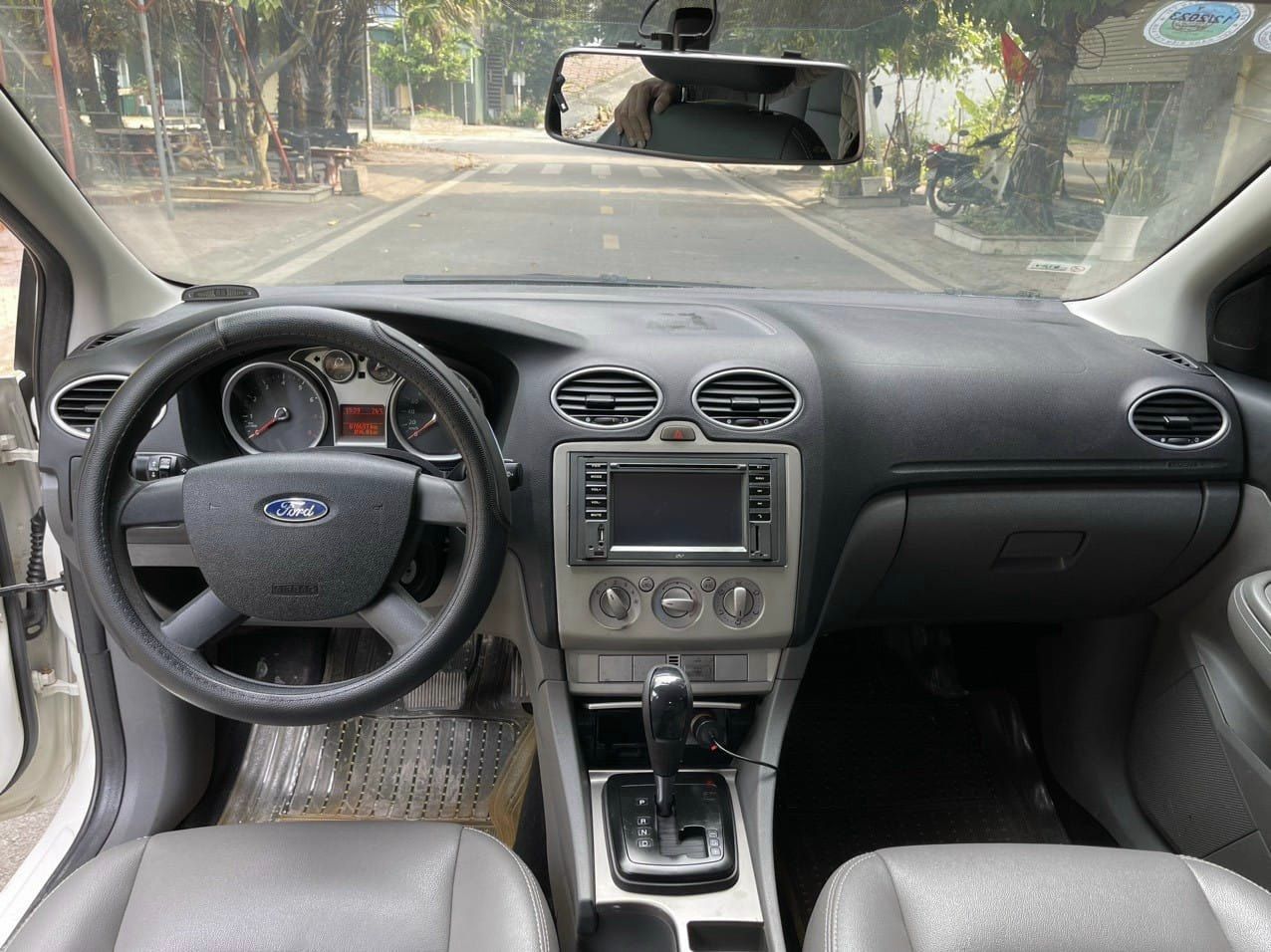 Ford Focus 2012 - Xe màu trắng giá cạnh tranh