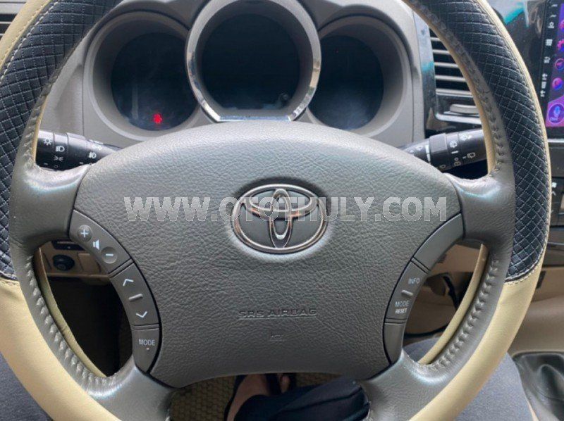 Toyota Fortuner 2011 - Màu trắng