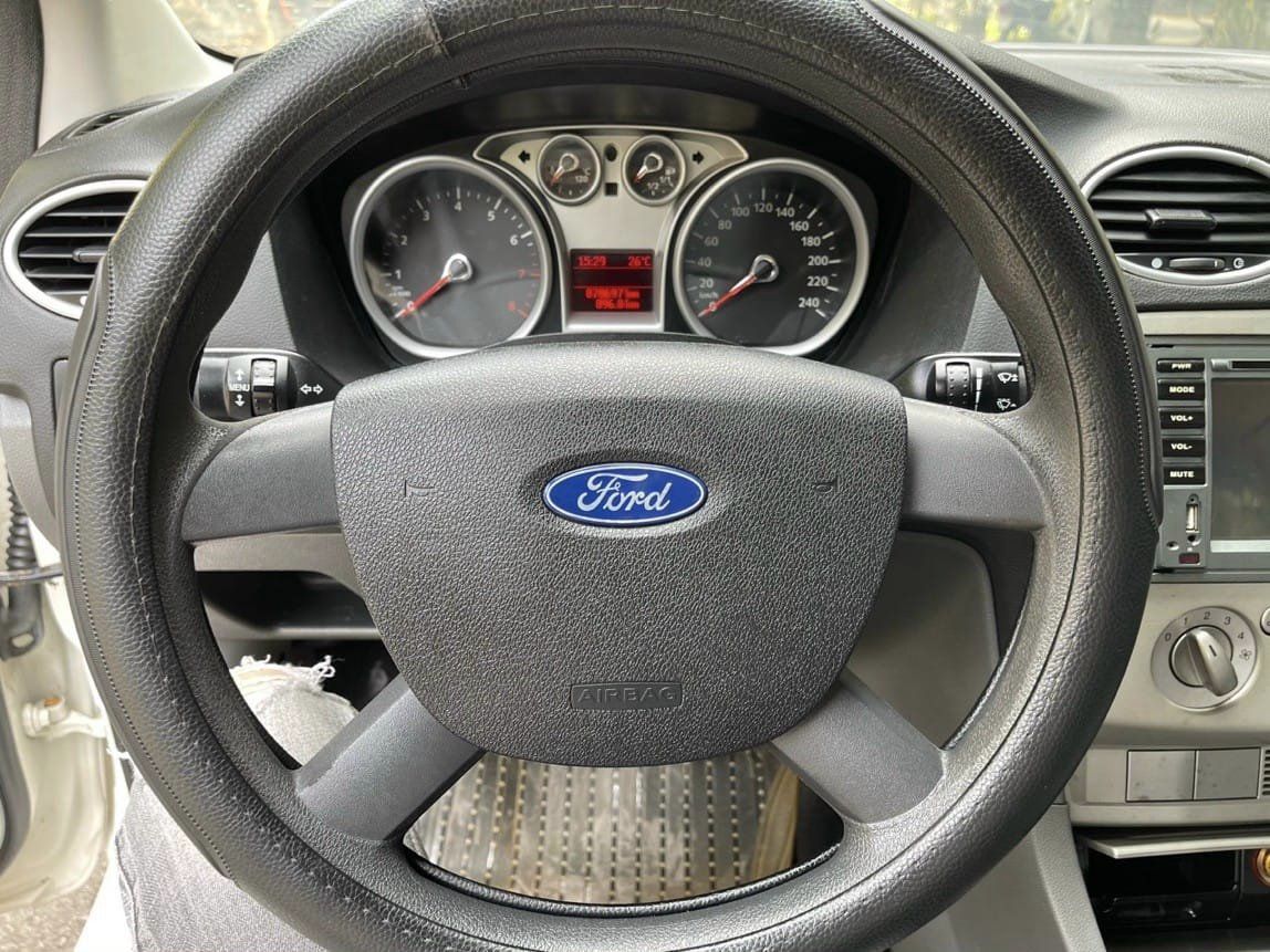 Ford Focus 2012 - Xe màu trắng giá cạnh tranh