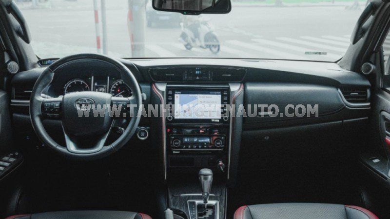 Toyota Fortuner 2021 - Màu trắng