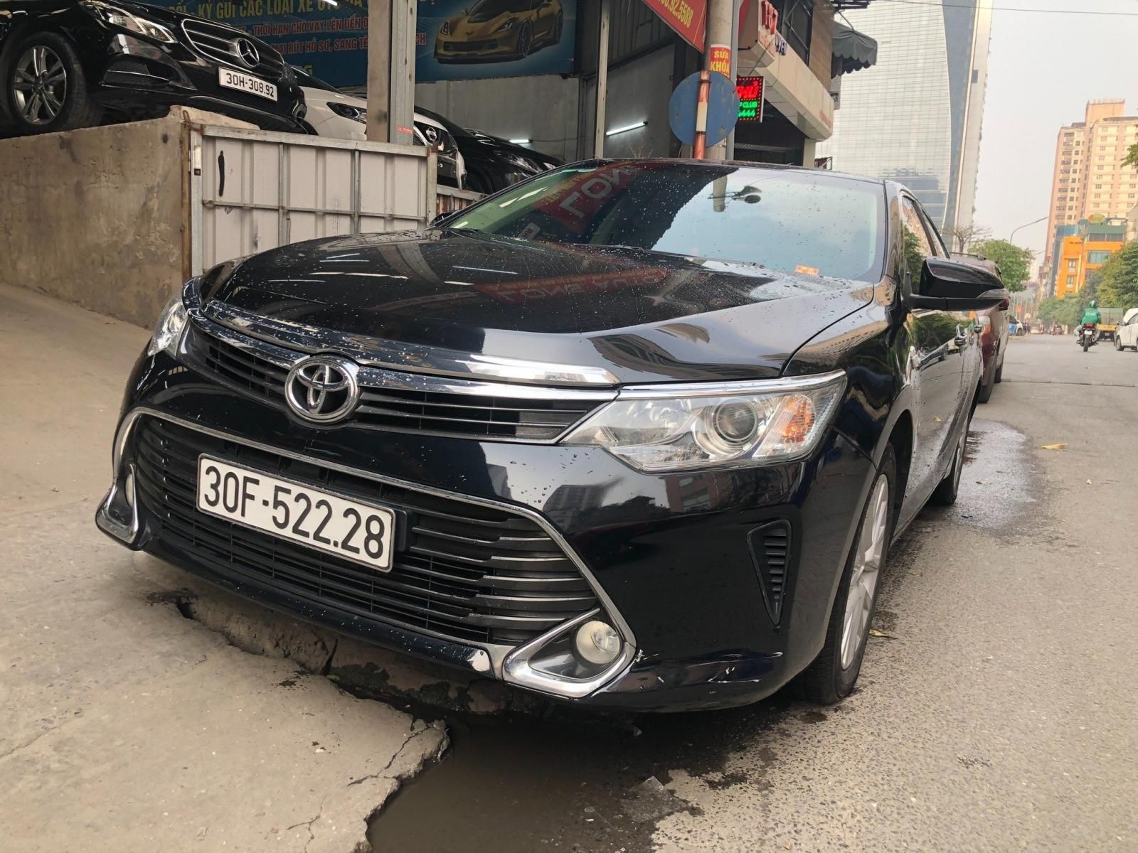 Toyota Camry 2018 - Màu đen, nội thất kem, biển Hà Nội