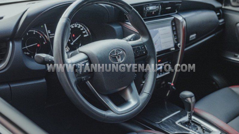 Toyota Fortuner 2021 - Màu trắng