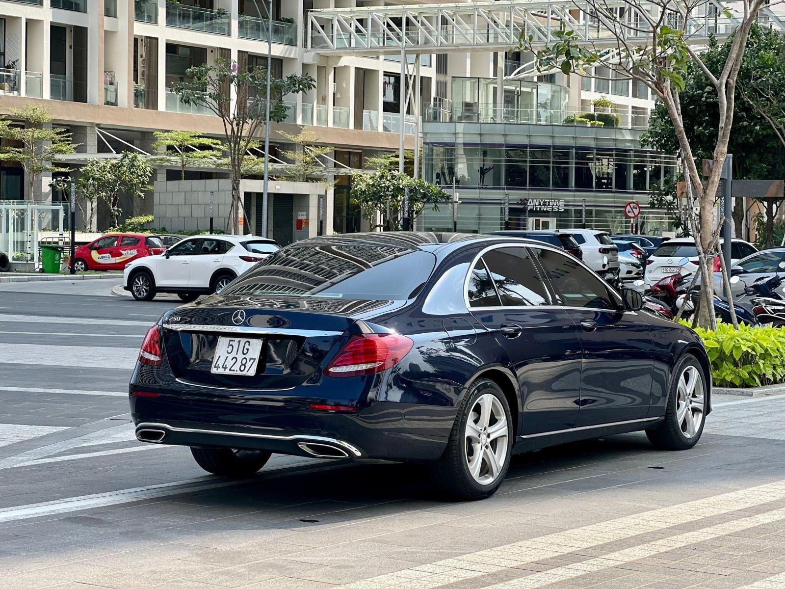 Mercedes-Benz E250 2018 - Màu xanh/nội thất kem