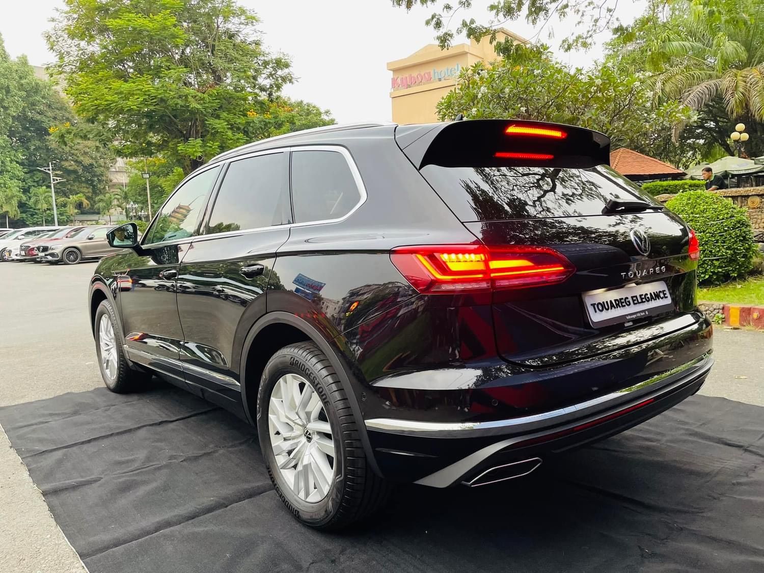 Volkswagen Touareg 2023 - Màu đen xe sang đẳng cấp có xe giao ngay và đặc biệt có xe lái thử đăng kí Ms Minh Thư