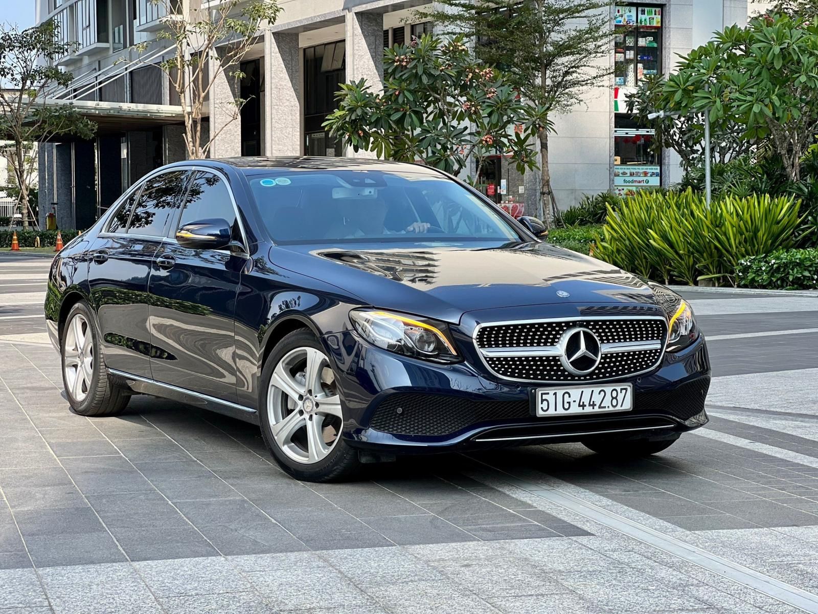 Mercedes-Benz E250 2018 - Màu xanh/nội thất kem