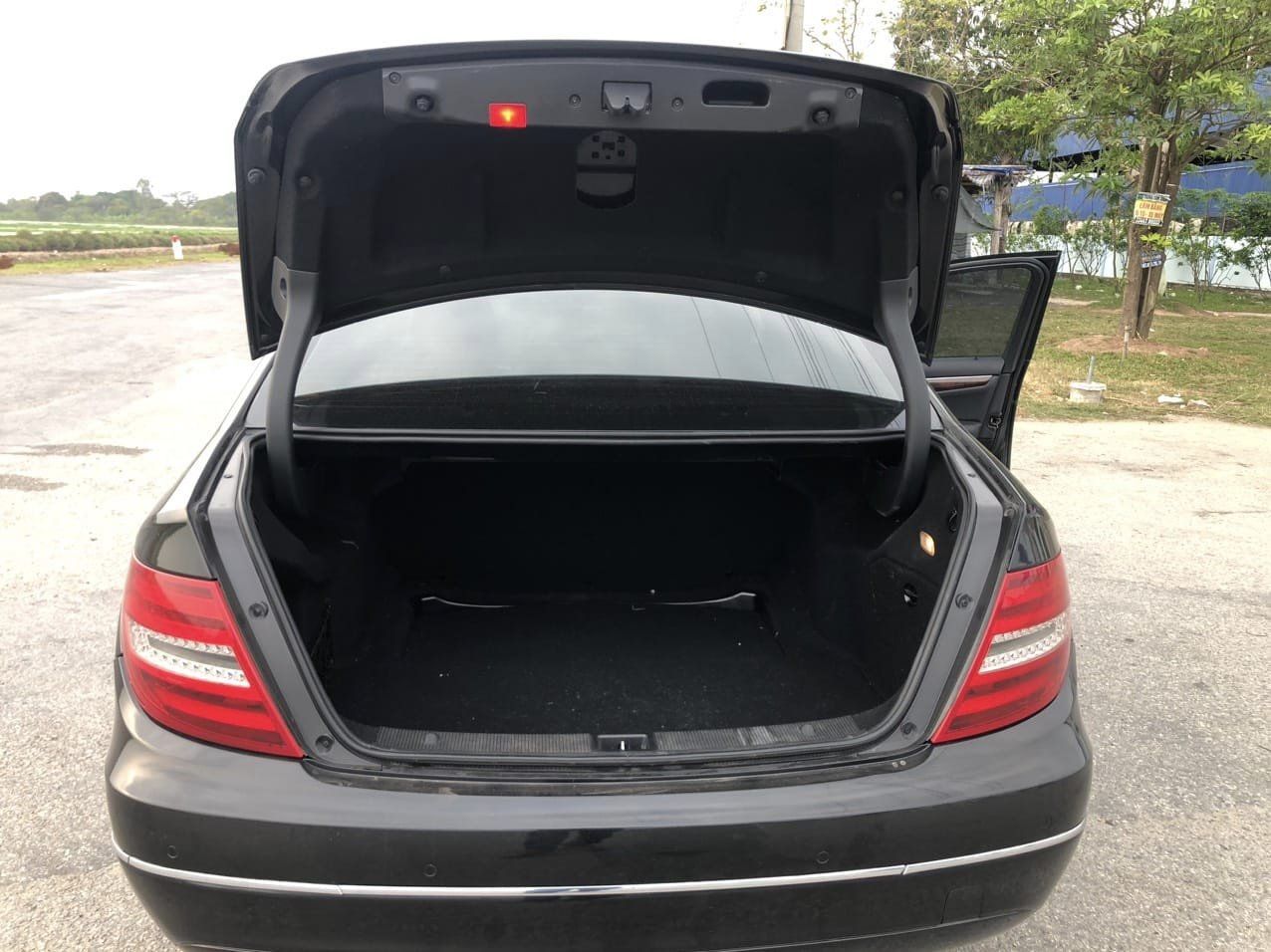 Mercedes-Benz C 250 2011 - Màu đen giá hữu nghị