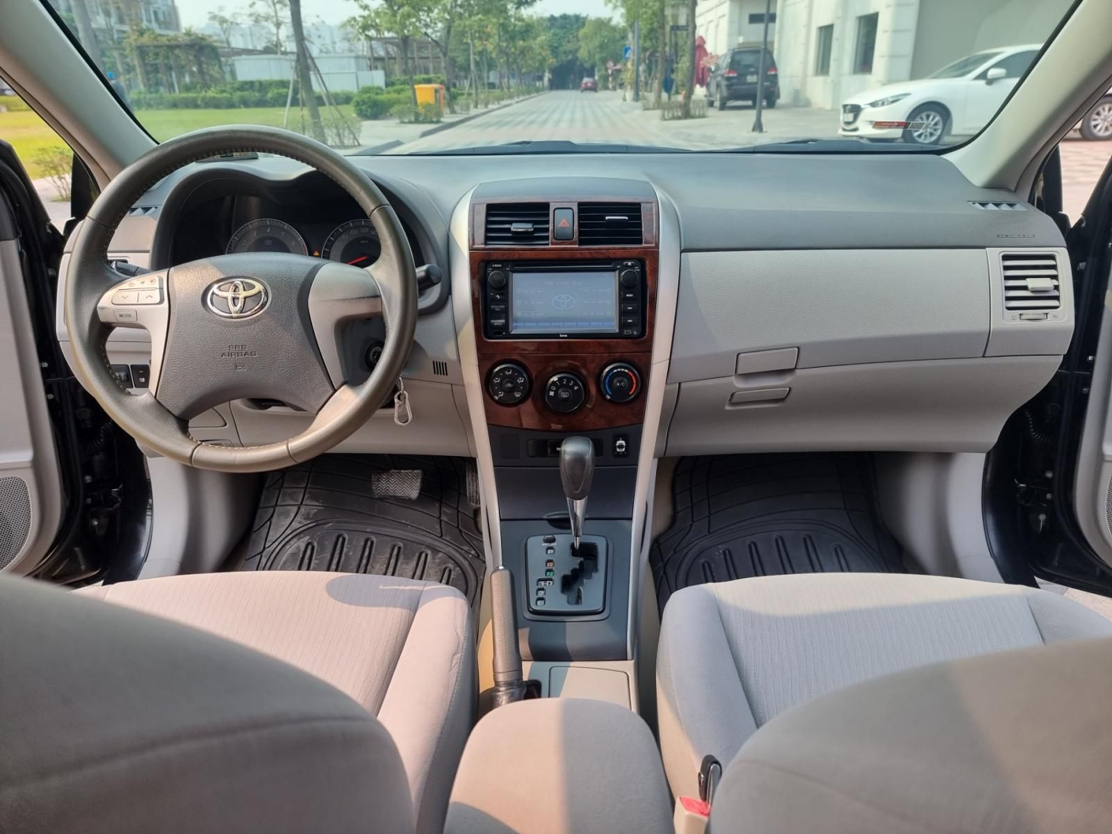 Toyota Corolla 2010 - Bán xe gia đình giá tốt 411tr, chiếc xe có 1 không 2 trên thị trường về độ hiếm và mới, máy 1.6